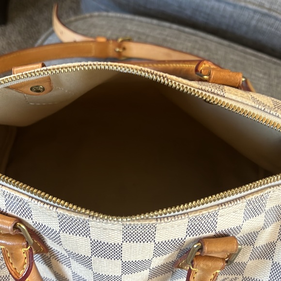 See photo for description. - Picture 2 of 8